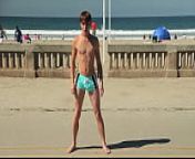 Twink dancing in the beach with speedo bulge / Novinho dan&ccedil;ando sunga na praia from twinks beach