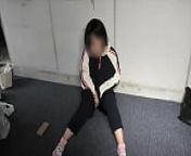普段はおか◯さんが家にいるからオナニーできないけど、誰もいない倉庫を見つけてこそこそとオナニーするかわいジャージ姿のマネージャー。 from japanese mother porns film secret sex