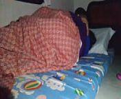 Compartir cama con la madrastra se convirti&oacute; en un inesperado creampie bajo la s&aacute;bana. from sabana xx video