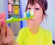 Lila Jordan cepilla sus dientes from lila ghosh