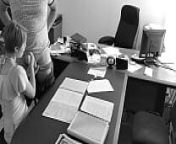 The boss fucks his tiny secretary on the office table and films it on hidden camera from cam hidden