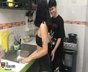 Mi hermanastra me excita mientras se encuentra en la cocina PARTE 1 from stepsister turns me on in the bathroom and takes me to her room to have sex with big tits