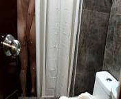 Yo esp&iacute;o a mi cu&ntilde;ada en la ducha y la descubro masturb&aacute;ndose (1) from spy sister in shower