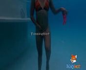 Nadando desnuda en alberca de hotel familiar (video completo en FOXXXYHOT.COM) from familiar naked