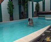 HUNT4K. Sesso nella piscina privata from hidden camare pool gosol