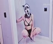 The guy was not afraid of Ghostface and fucked her in her pussy and big oily ass on Halloween from miedo por el dolor del