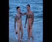 &Aacute;ngel gomez y leo parraguez desnudo en la playa from leo parraguez