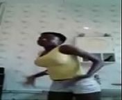 Une blackette en short fait danser ses gros nichons from african tubes