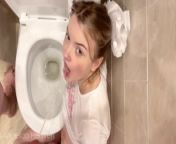 My stepdaddy pissed on me in the toilet and made me drink his urine from toilet me tatti karti girl video